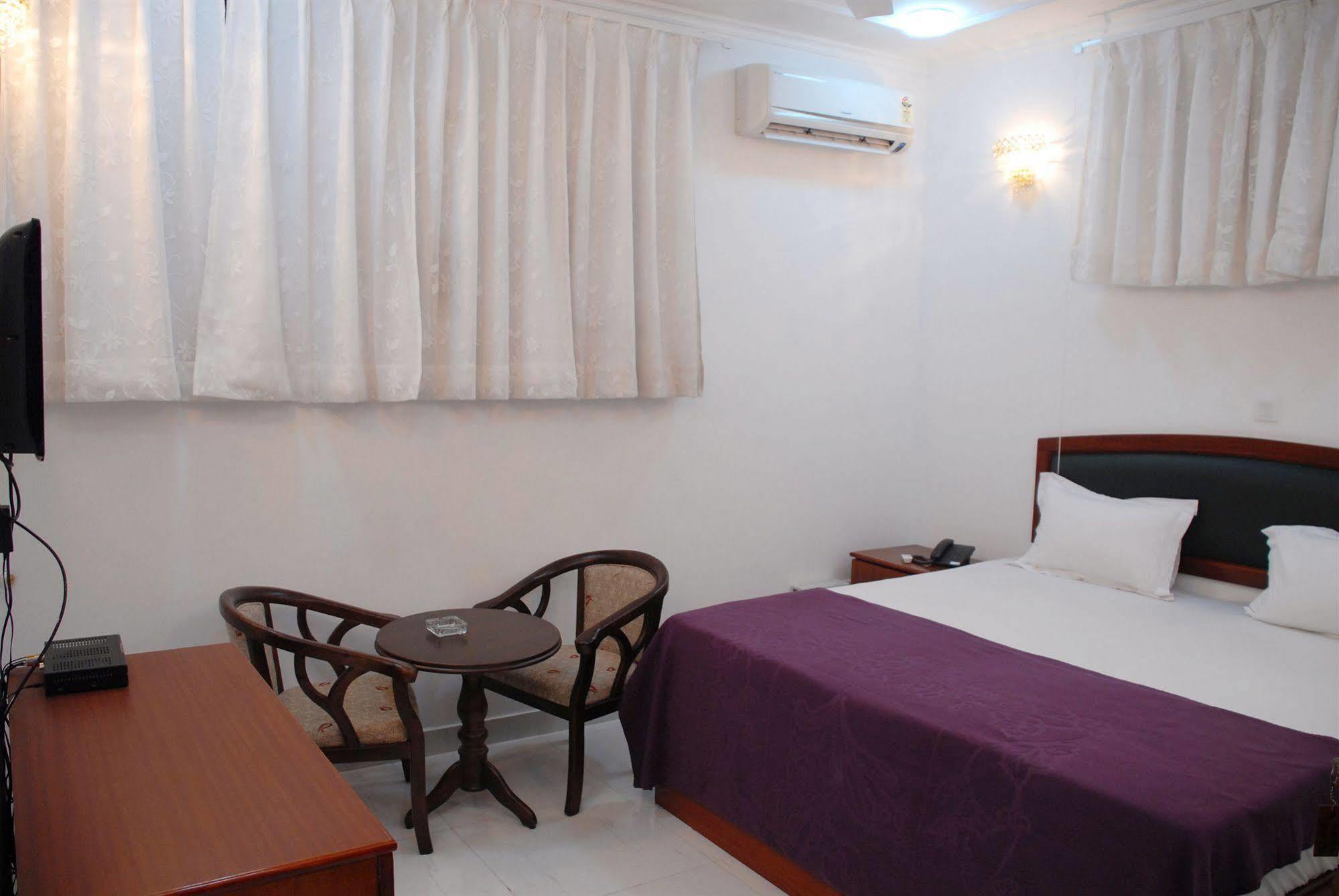 Hotel Malik Continental New Delhi Exterior photo